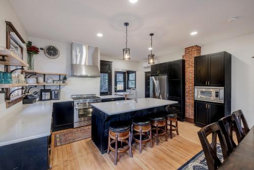 Mountain Manor Sandy HotTub, 3KingBeds, Ski Mt Hood