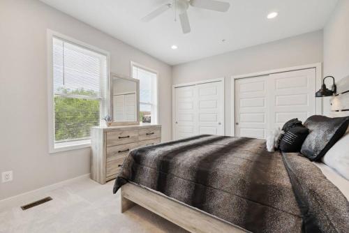 Spacious 3Bedroom Duplex with Rooftop Deck! in Washington, USA