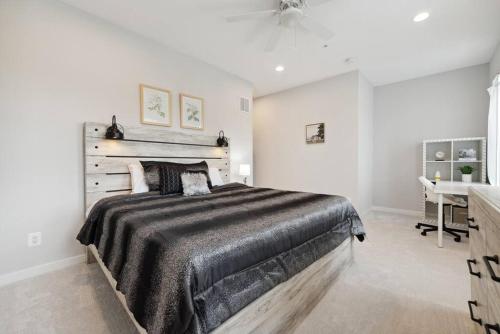 Spacious 3Bedroom Duplex with Rooftop Deck! in Washington, USA
