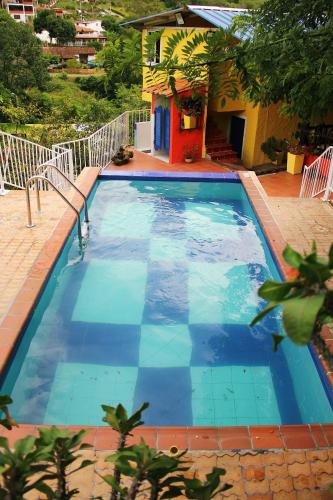 Casa de huéspedes con piscina y jacuzzi cerca a la ciudad