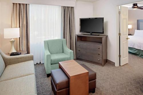 King Suite with Accessible Tub - Mobility and Hearing Access/Non-Smoking