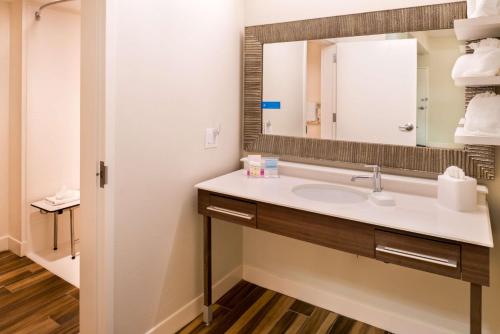 Hampton Inn & Suites Orlando-East UCF - image 6