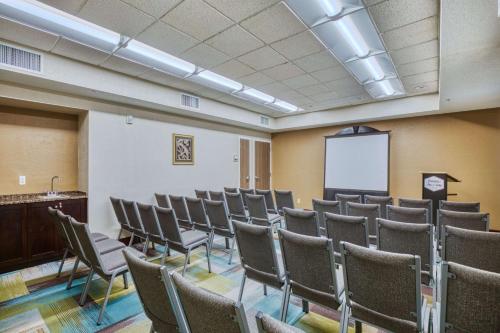 Hampton Inn & Suites Orlando-East UCF - image 8