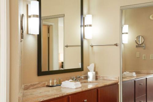 DoubleTree Suites by Hilton Hotel Cincinnati - Blue Ash in Sharonville, USA