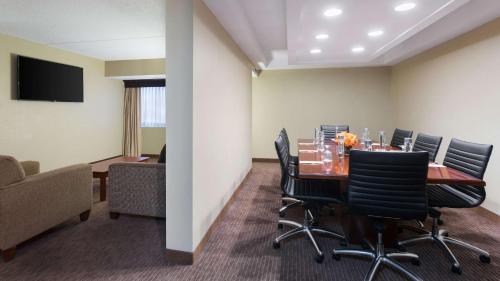 DoubleTree Suites by Hilton Cincinnati – Blue Ash - image 12