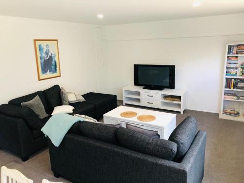 Waikaraka Beach, spacious & very comfortable