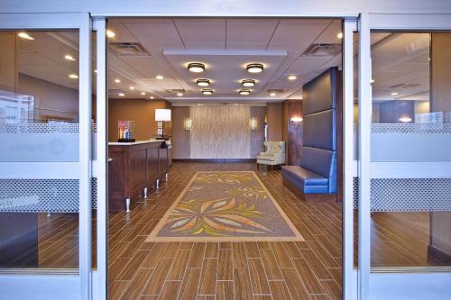 Hampton Inn Southfield/West Bloomfield - image 2