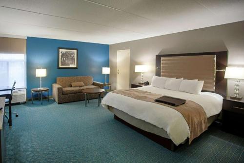 DoubleTree by Hilton Roseville Minneapolis Room Type - 1 KING STUDIO SUITE