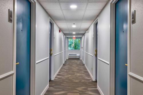 Howard Johnson by Wyndham Bethel - image 9