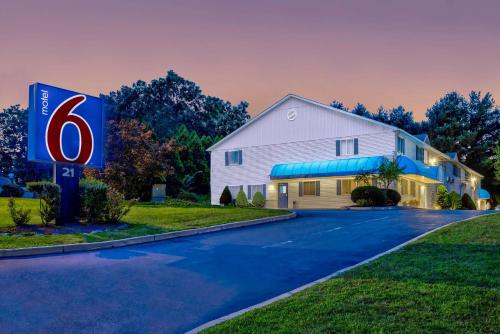 Howard Johnson by Wyndham Bethel - image 10