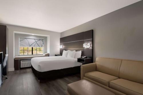 King Suite with Sofa Bed - Non-Smoking image 3