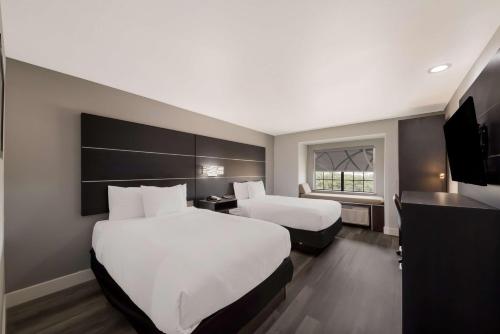 Double Room with Two Double Beds and Bath Tub - Disability Access/Non-Smoking image 2