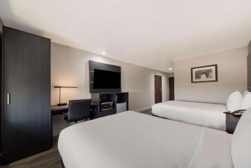 Double Room with Two Double Beds and Bath Tub - Disability Access/Non-Smoking image 3