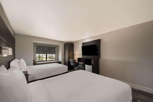 Double Room with Two Double Beds and Bath Tub - Disability Access/Non-Smoking room in Best Western SeaWorld San Antonio