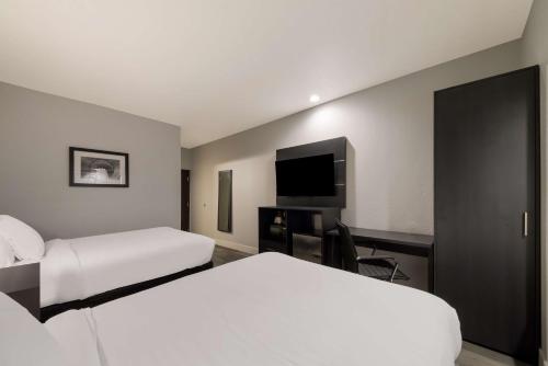 Double Room with Two Double Beds - Non-Smoking image 3