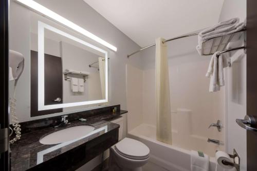 King Suite with Sofa Bed - Non-Smoking image 1