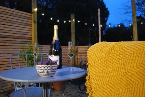 ระเบียง/ชานเรือน, Stylish-Stays Covert Cottage, Fleet Stylish Cottage, Parking, Patio, Dog Friendly, EV in ฟลีต เซ็นทรัล