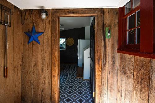 Hot Tub - Fire Pit - Fast Wi-Fi - Pet Friendly - Wine Country Escape in Boyce, USA