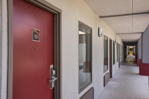 Red Roof Inn & Suites Statesboro - University - image 14