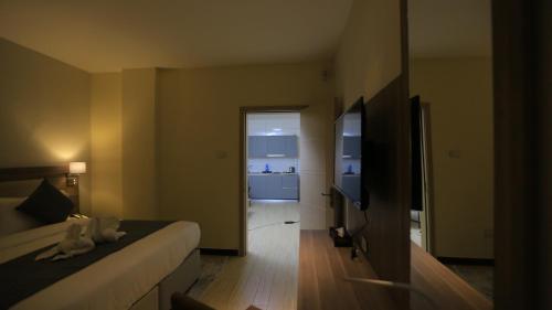 1 queen bed, 1 sofa bed