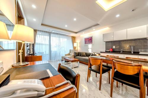 room detail thumbnail 1