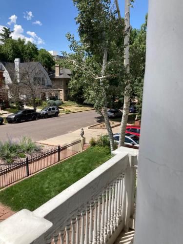 Pineapple House, Romantic 3 Bed 2 Bath Apt, Sleeps 6! Private Balcony! City Center! FREE Parking! in Denver, USA