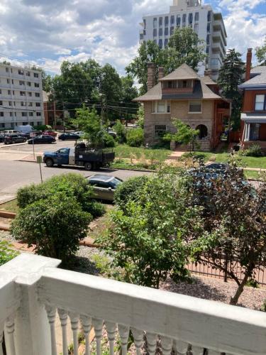 Pineapple House, Romantic 3 Bed 2 Bath Apt, Sleeps 6! Private Balcony! City Center! FREE Parking! in Denver, USA