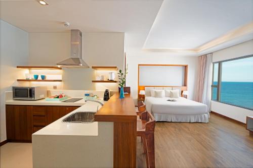 Special Offer - Studio King with City View image 4