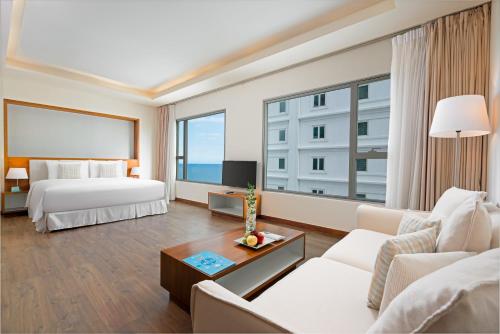Special Offer - Studio King with City View image 3