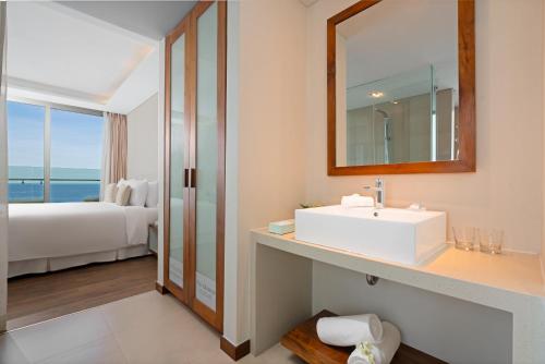 Special Offer - One-bedroom Ocean View Suite with Balcony image 5