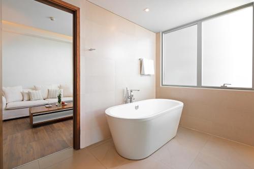 Special Offer - One-bedroom Ocean View Suite with Balcony image 6