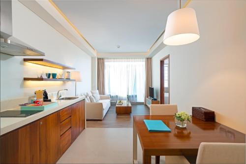 Special Offer - One-bedroom Ocean View Suite with Balcony image 4