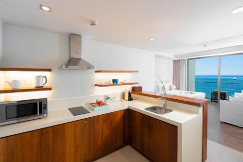 Special Offer - Studio Ocean View with Balcony image 3