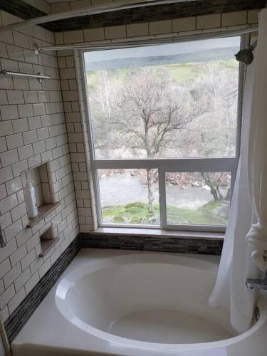 Sierra River House 5 min to Sequoia Park Entrance