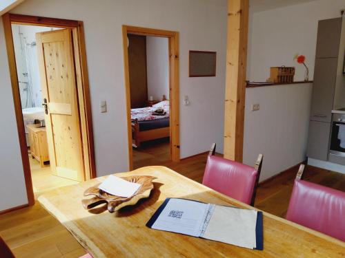 Facilities, Strohballenhaus in Hofbieber