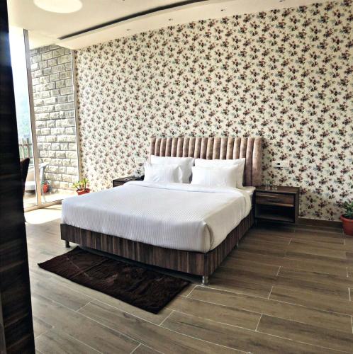 SPT Clarks Inn Suite, Mandi