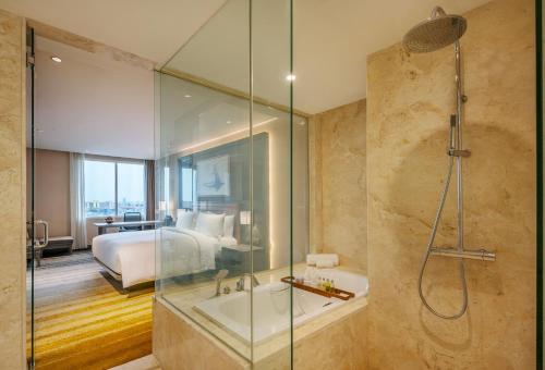 Deluxe King Suite image 4