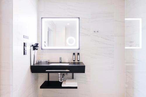 Grand Ascot Hotel - image 12