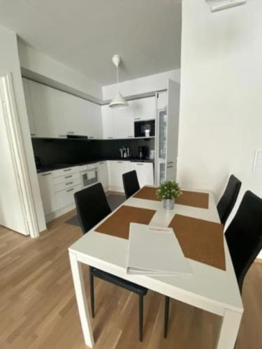 Kotimaailma - Kaunis tilava kolmio saunalla Helsingissa in Konala