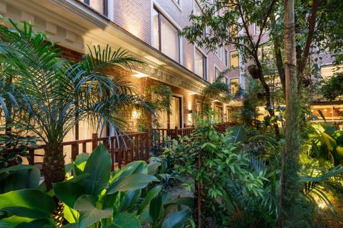 Балкон/тераса, Hotel Thrive, A Tropical Courtyard in Катманду
