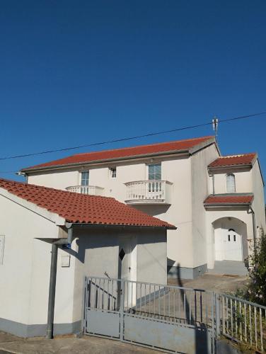  Apartments near the sea Fantina, Pension in Sveti Filip i Jakov