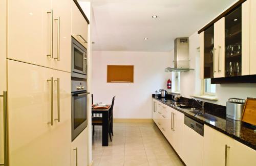 Kitchen, Ring of Kerry Holiday Cottages No 22 by Trident Holiday Homes in Ring of Kerry