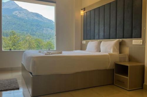 King Room with Mountain View image 1
