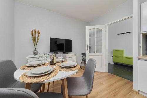 Peaceful Wrocław Apartment for 4 Guests with Balcony by Noclegi Renters, Breslau (Foto 8)