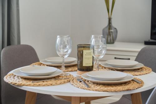 Peaceful Wrocław Apartment for 4 Guests with Balcony by Noclegi Renters, Breslau (Foto 5)