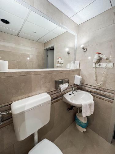 Bathroom, Hotel Unicornis in Eger