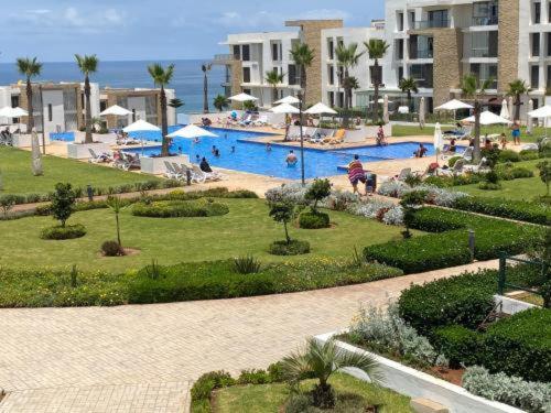 수영장, Appartement Plage des Nations Prestigia Front Mer avec grand Jardin in 시디 부크나델
