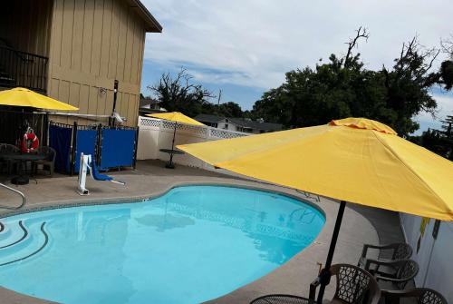 Super 8 by Wyndham Red Bluff - image 3