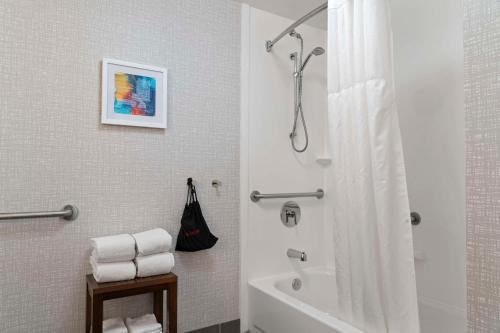 Hampton Inn & Suites Newport News-Airport - Oyster Point Area - image 11