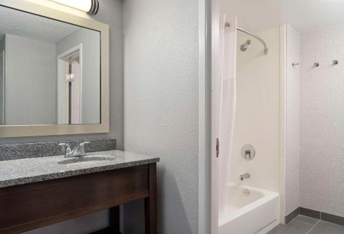 Hampton Inn By Hilton And Suites Newport News (Oyster Point)